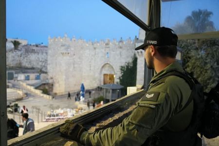 شرطة القدس : توثيق وصول آلاف المصلين لصلاة التراويح لشهر رمضان